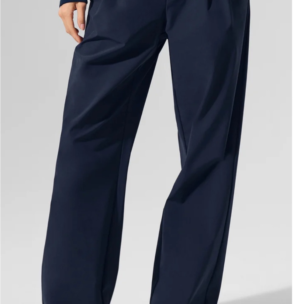 ALO Yoga Navy reg length
A shorter version of the fan-favorite Suit Up Trousers